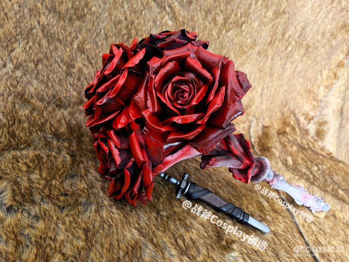 花朵的话,用的是假花,全部刷胶固化后,再涂装上色的。花束握把内部是玻璃钢材质加固的。
所以,这个花束,整体还是具有战斗力的。