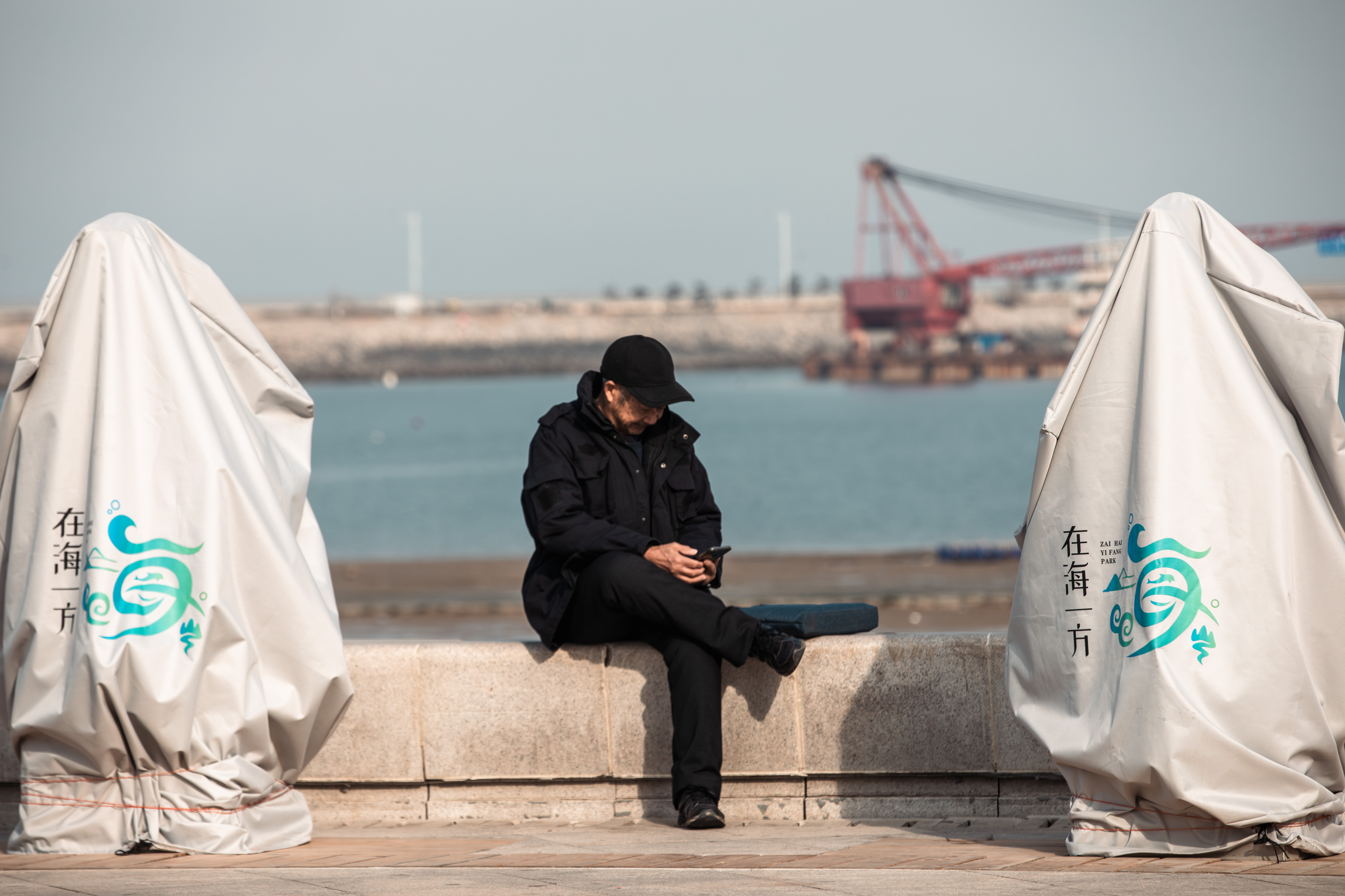旁边罩着的貌似是用来给游客们走出沙滩后冲脚的