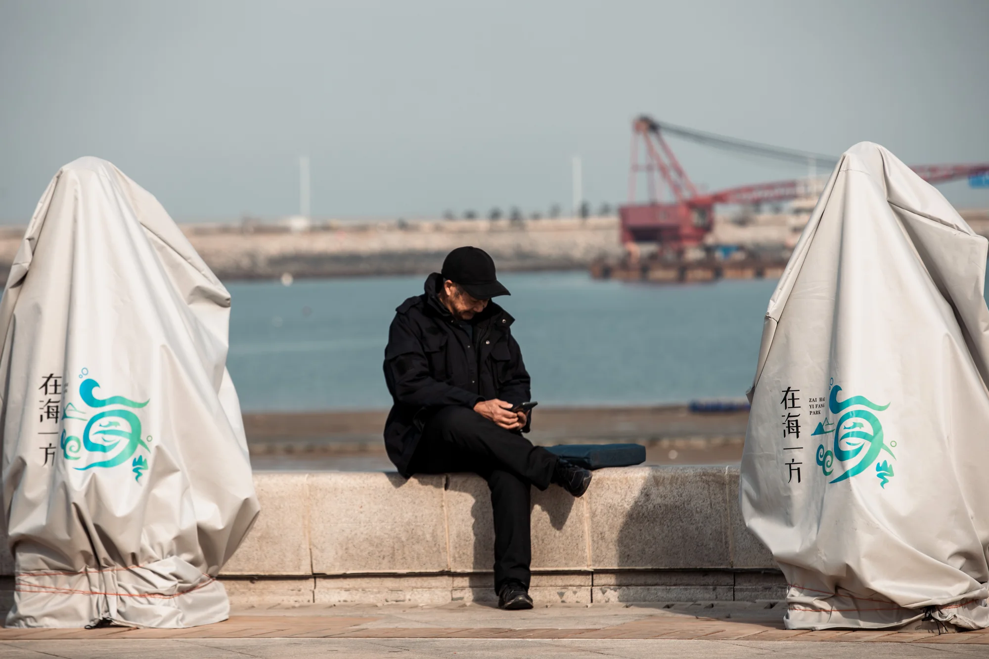 旁边罩着的貌似是用来给游客们走出沙滩后冲脚的