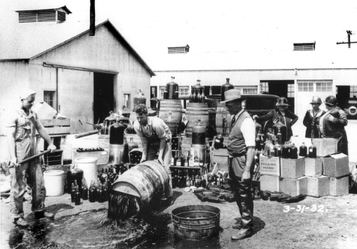 图为1932年，美国联邦探员破获酿酒厂，将成品酒悉数倒掉。