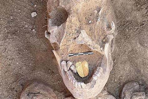發掘出的木乃伊以及金色的舌頭