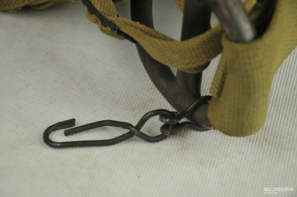 背架右手侧一角有步枪挂钩，配合专用捆带可将步枪牢固捆绑在背包侧面
