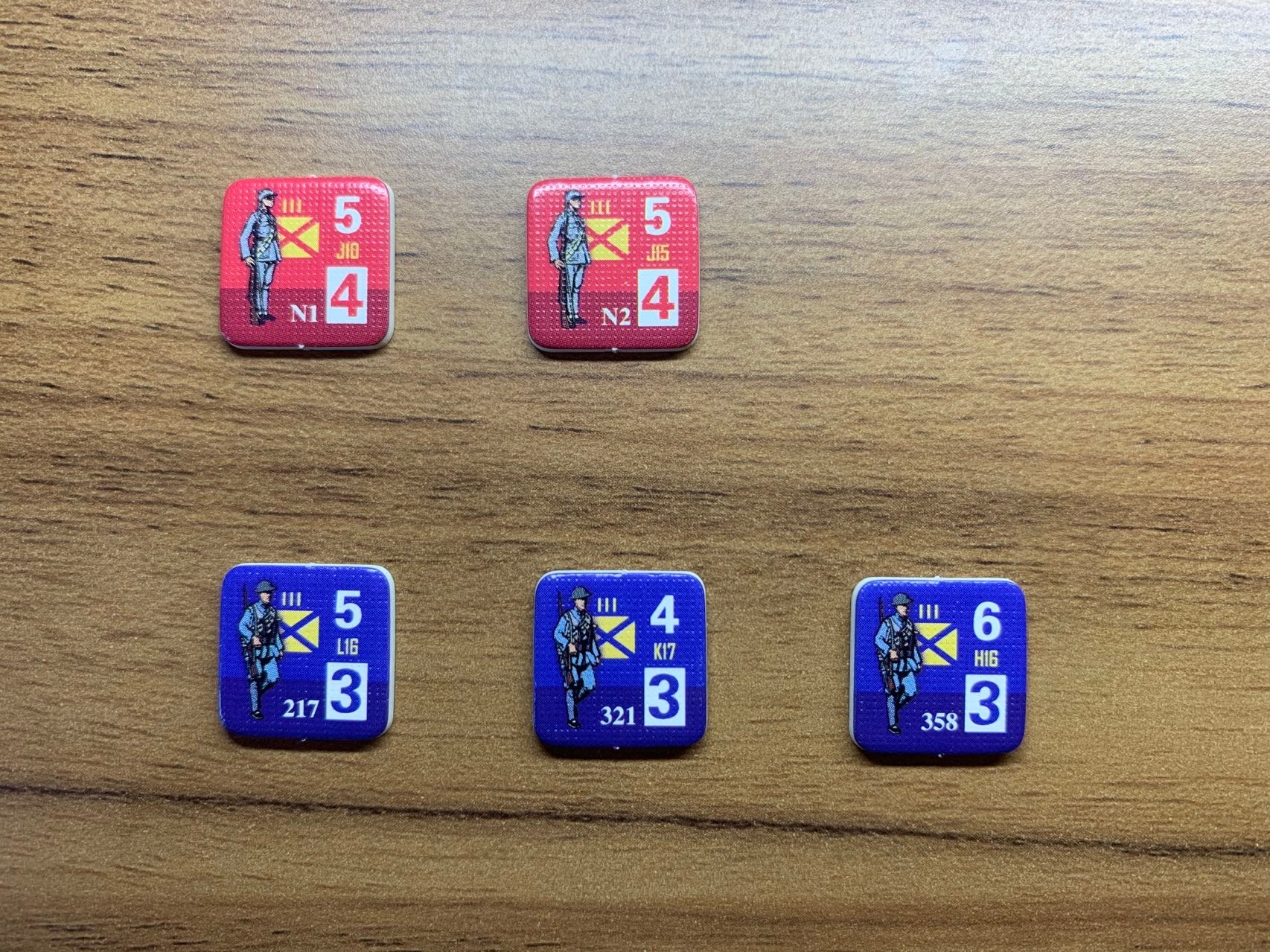 游戏中用来表示国共双方正规军的算子，下方三枚为国军部队，玩家可以通过算子下部的番号确认哪一只部队是“358团”