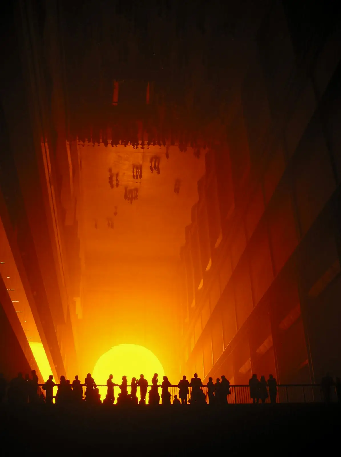 《天气项目》（the Weather Project），奥拉维尔·埃利亚松，2003，伦敦泰特现代美术馆
