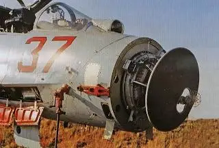 苏-27SK使用的N001，也是倒卡天线，而且也是在米格-29的倒卡雷达基础上发展来的，一次只能攻击一个目标。这台庞大的倒卡雷达甚至破坏了全机的重心，不得不通过尾部配重的方式改善