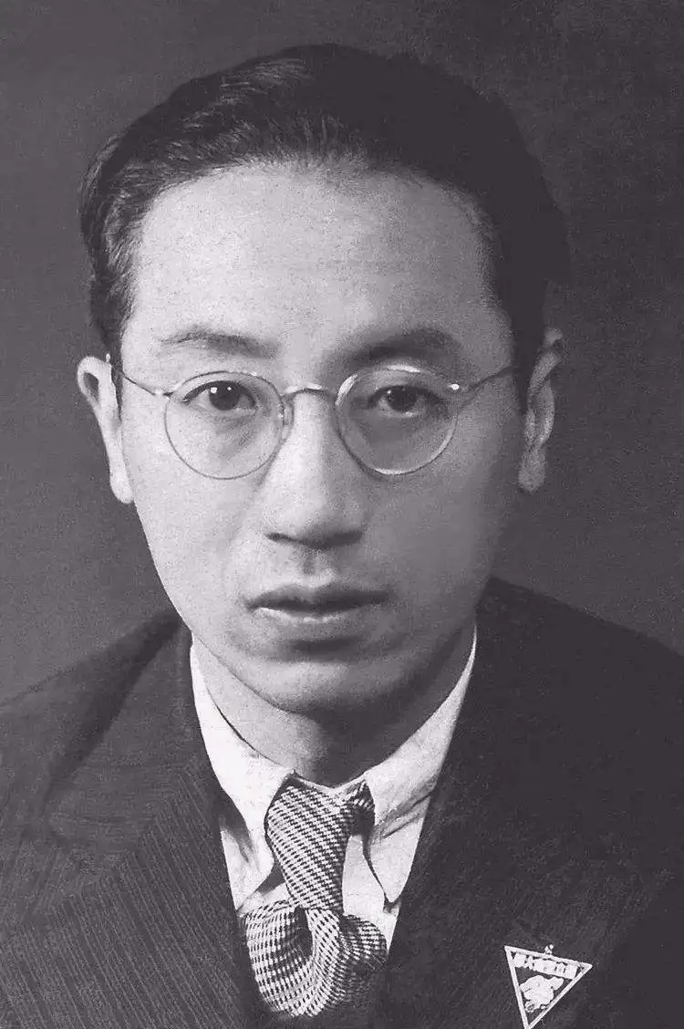费孝通，为了和前面几位保持画风一致找了个年轻的照片……需要普及么……作为谈资和长辈吃饭时候聊聊可好？