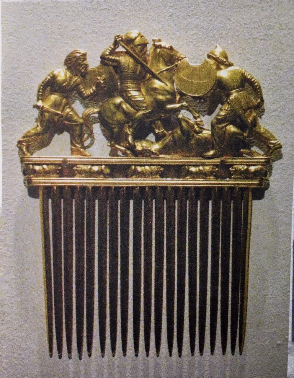 这是第聂伯河下游索罗卡墓葬出土的金梳子，这是希腊工匠制作的，采用了圆雕技法展现了三名近身厮杀的斯基泰人，这是典型的斯基泰战士的形态，现收藏于艾米塔什博物馆