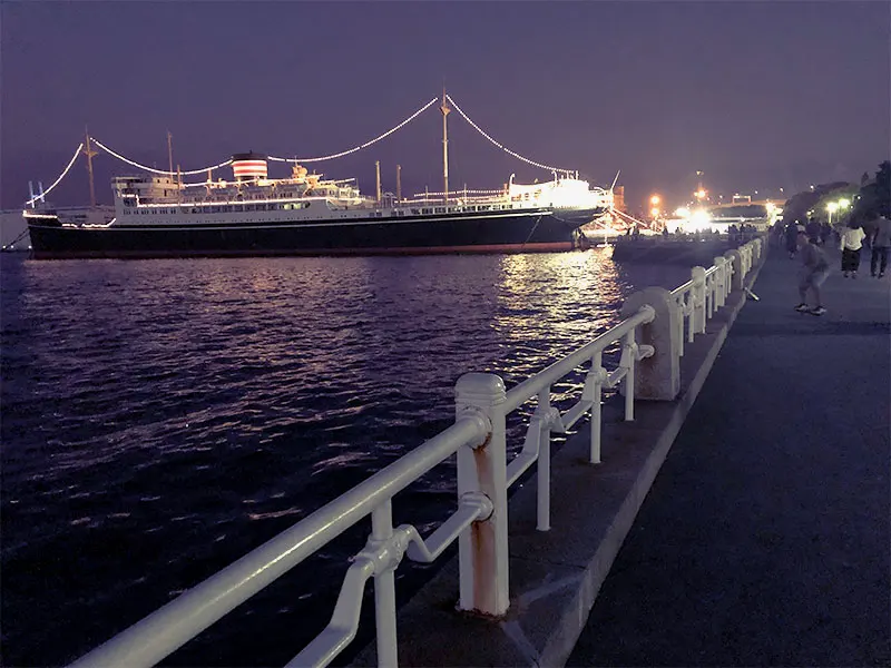 现实生活的实际场景：从便利店休息处远眺冰川丸