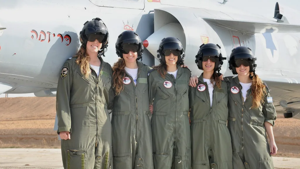 以色列空军第163航校培训班的女飞和战斗机合影