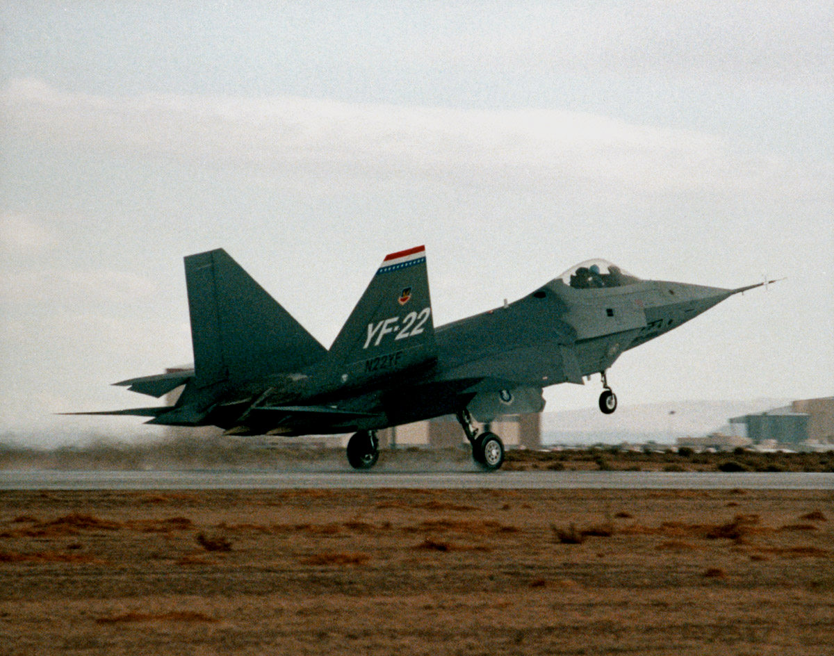 1990年9月29日，搭载两台YF120发动机的YF-22 PAV-1进行了首飞。首飞路径为从洛克希德帕姆代尔工厂飞往爱德华空军基地。值得一提的是，该机垂尾的N22YF编号是为了飞行任务向美国联邦航空管理局申请的民航编号。