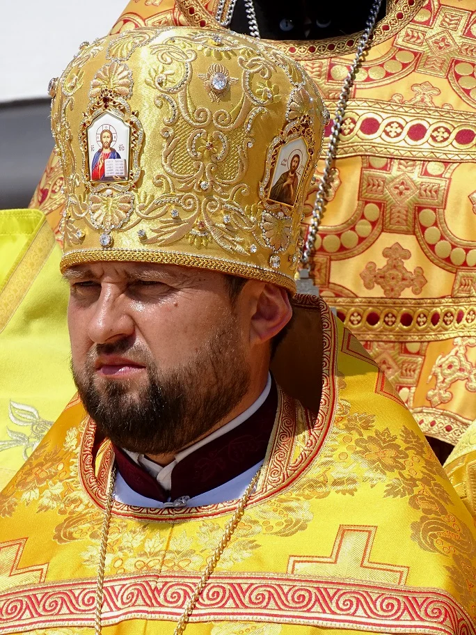 东正教有圣像的传统，头冠上要有足够的空间和结构