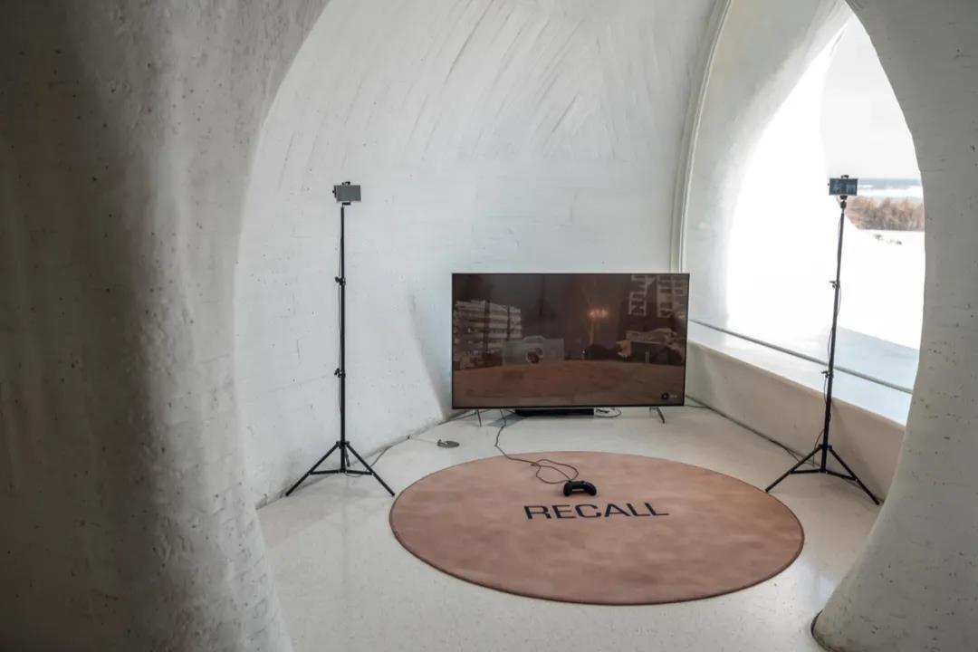  《散步模拟》（2020），电子游戏和影像装置，展览现场，UCCA沙丘 