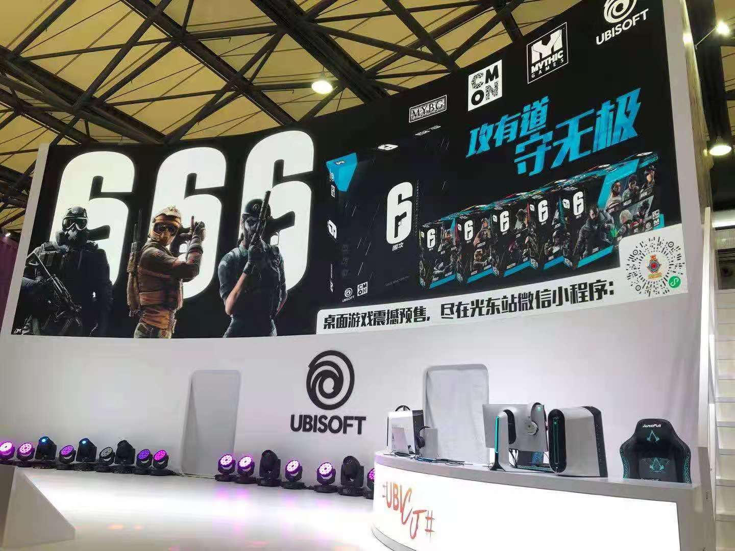 不久前 China Joy 展会上，育碧 在自己的展位给《6：围攻》点满了宣传点
