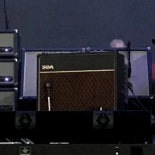 一张照片：Radiohead 在7月31日的 Philadelphia 演出上的“倒置”AC30，这场演出的时间接近2018年巡演的最终场。看起来 Thom 在这时已经不再使用 Aston“Spirit”麦克风，转而使用 Sennheiser e906了。 感谢 Gio 告知！