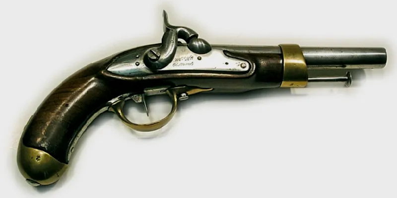 手枪也进入了击发时代，图为19世纪的意大利击发手枪（从燧发手枪改造而来）