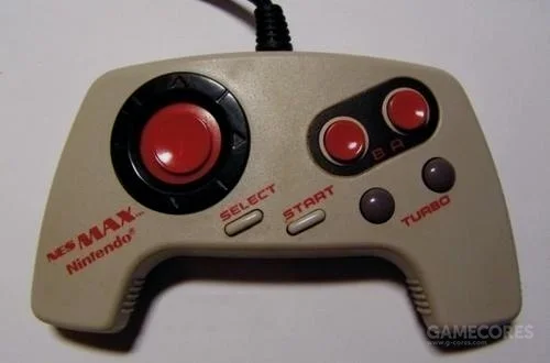 1988年任天堂的NES MAX手柄 形状已经从长方形变成目前常见的蝶形 可以看到方向键四个方向是固定的 玩家依靠拇指滑动红色圆钮来控制方向 这个圆钮被称为“摆线”（Cycloid） 缺点是玩久了拇指会很吃力