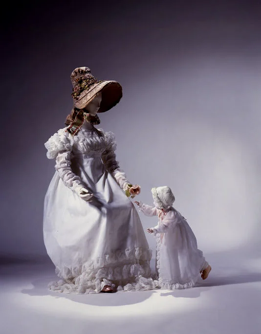 Dress, c 1818 (MET) 裙摆边多饰有荷叶边等花边是1810年代后期的特色