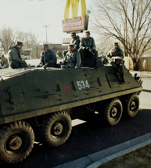 麦当劳汽车餐厅前的苏军士兵，这大概是《赤色黎明》最著名的场景之一
