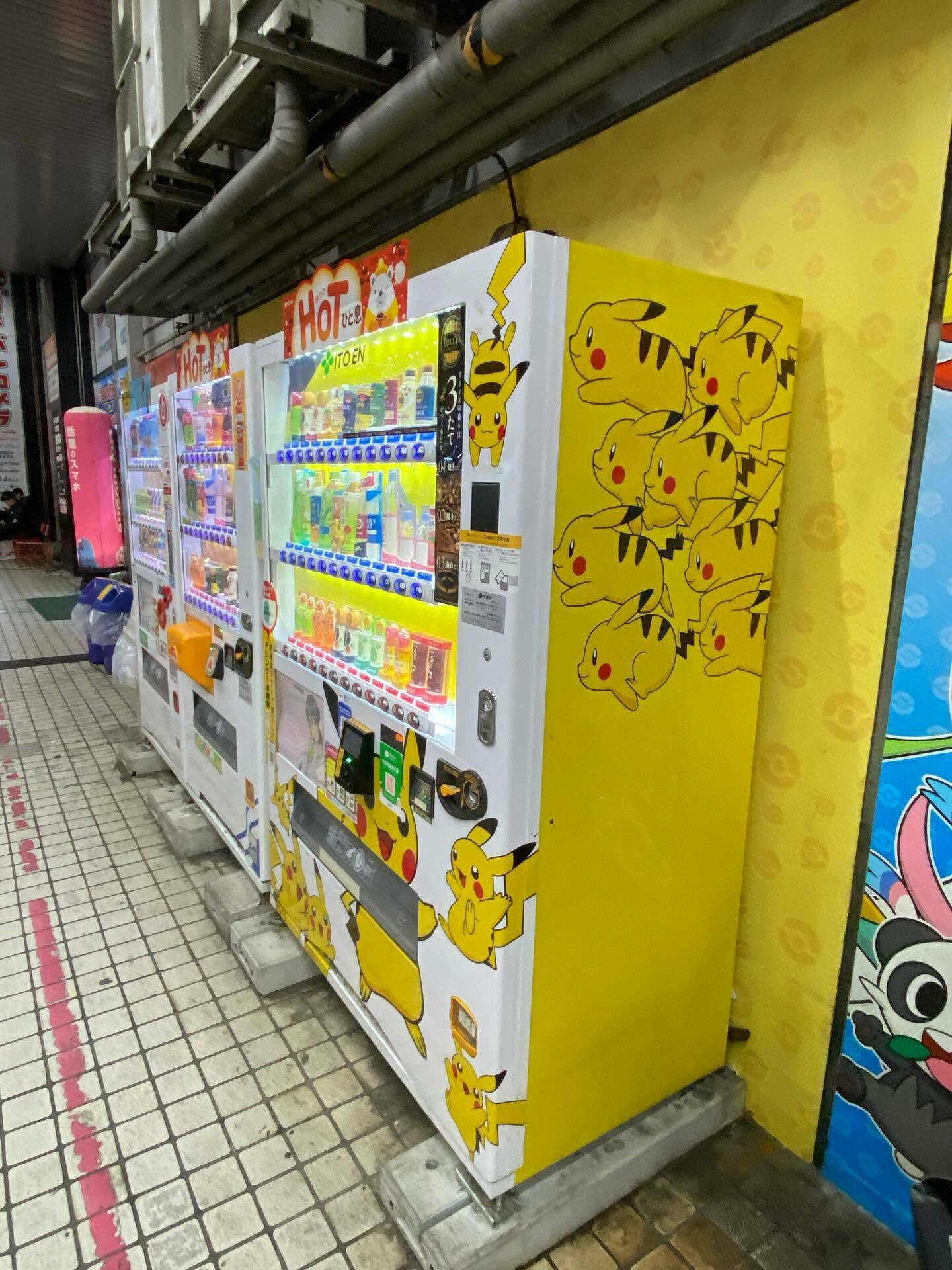 随处可见的有皮卡丘装饰画的自动贩卖机