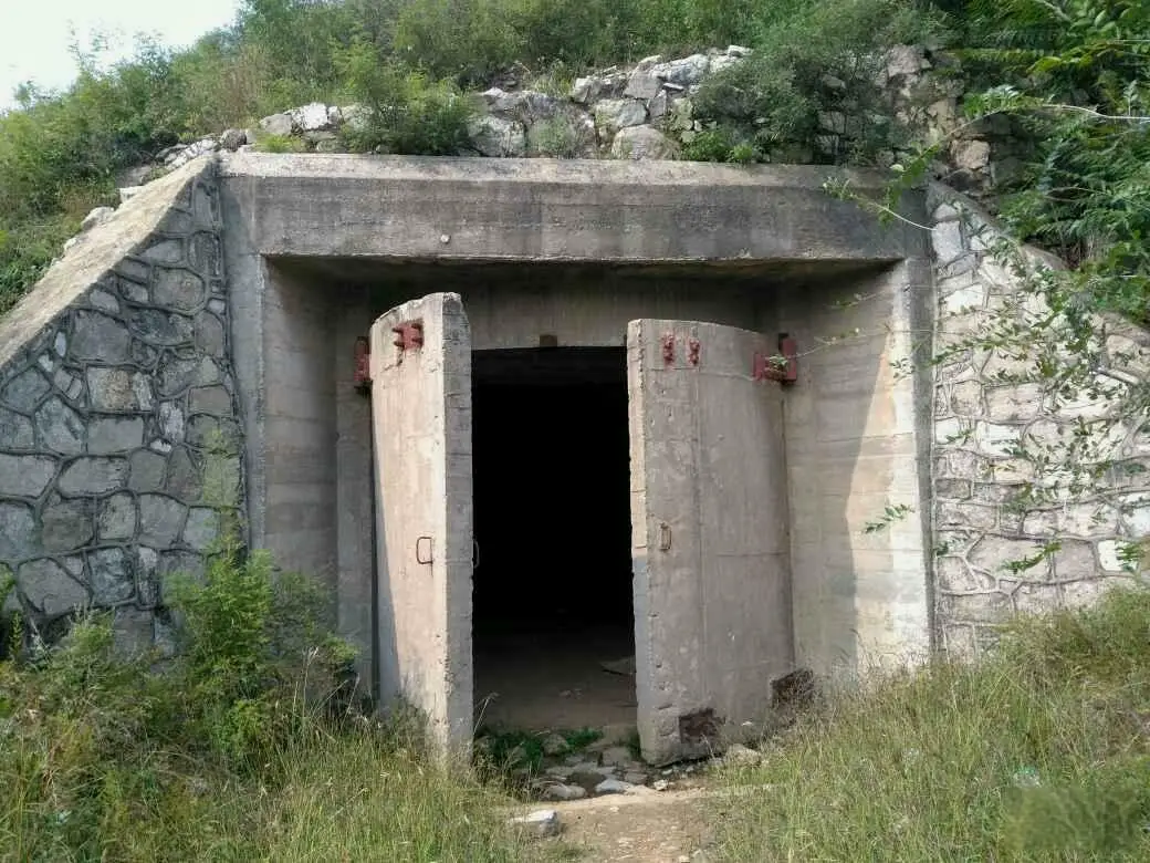 防空洞 不知道大家有没有进去过防空洞,小时候在我家周边就有这么一个