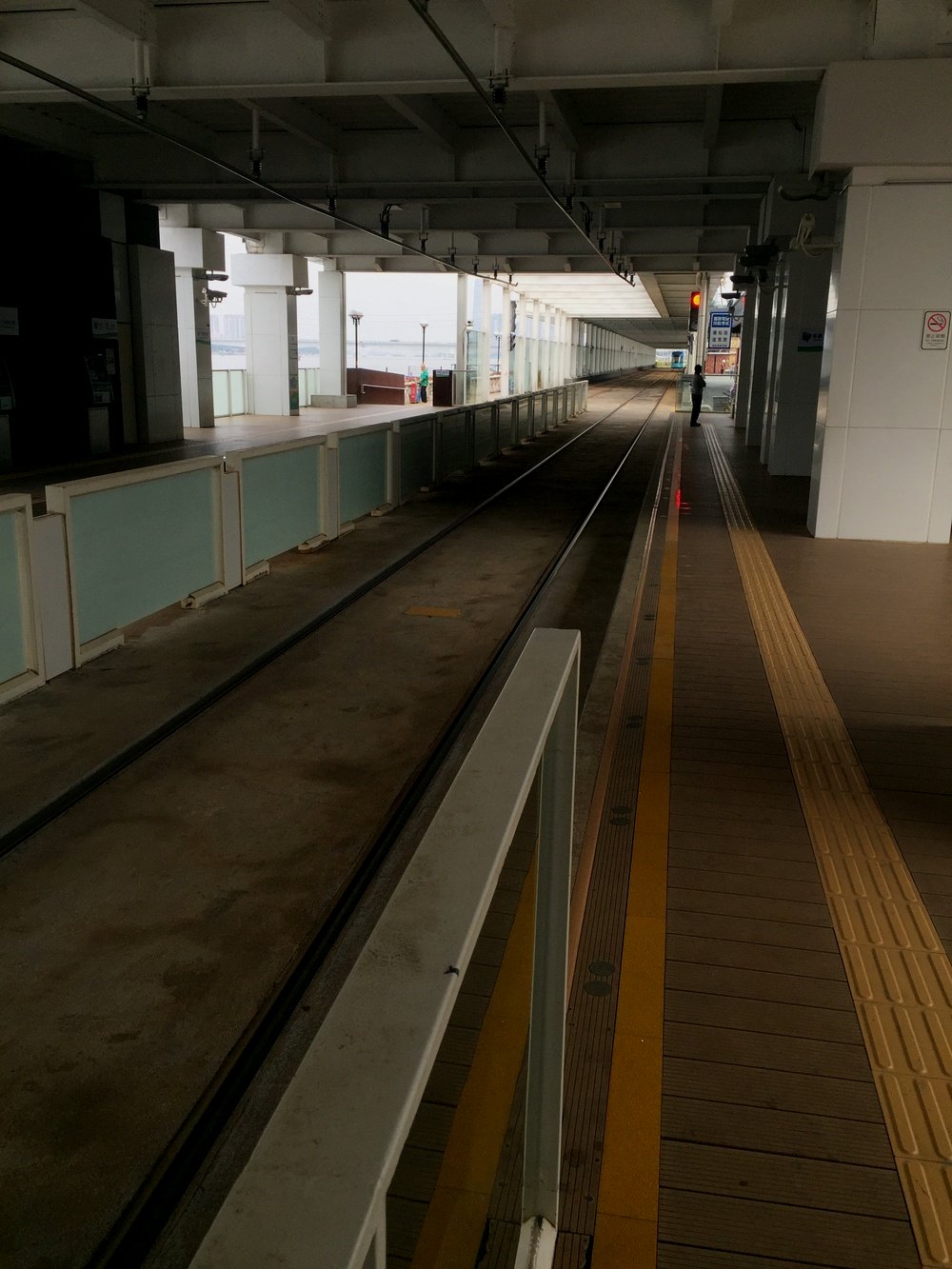琶醍站站台，电车的站台都是开放式的。