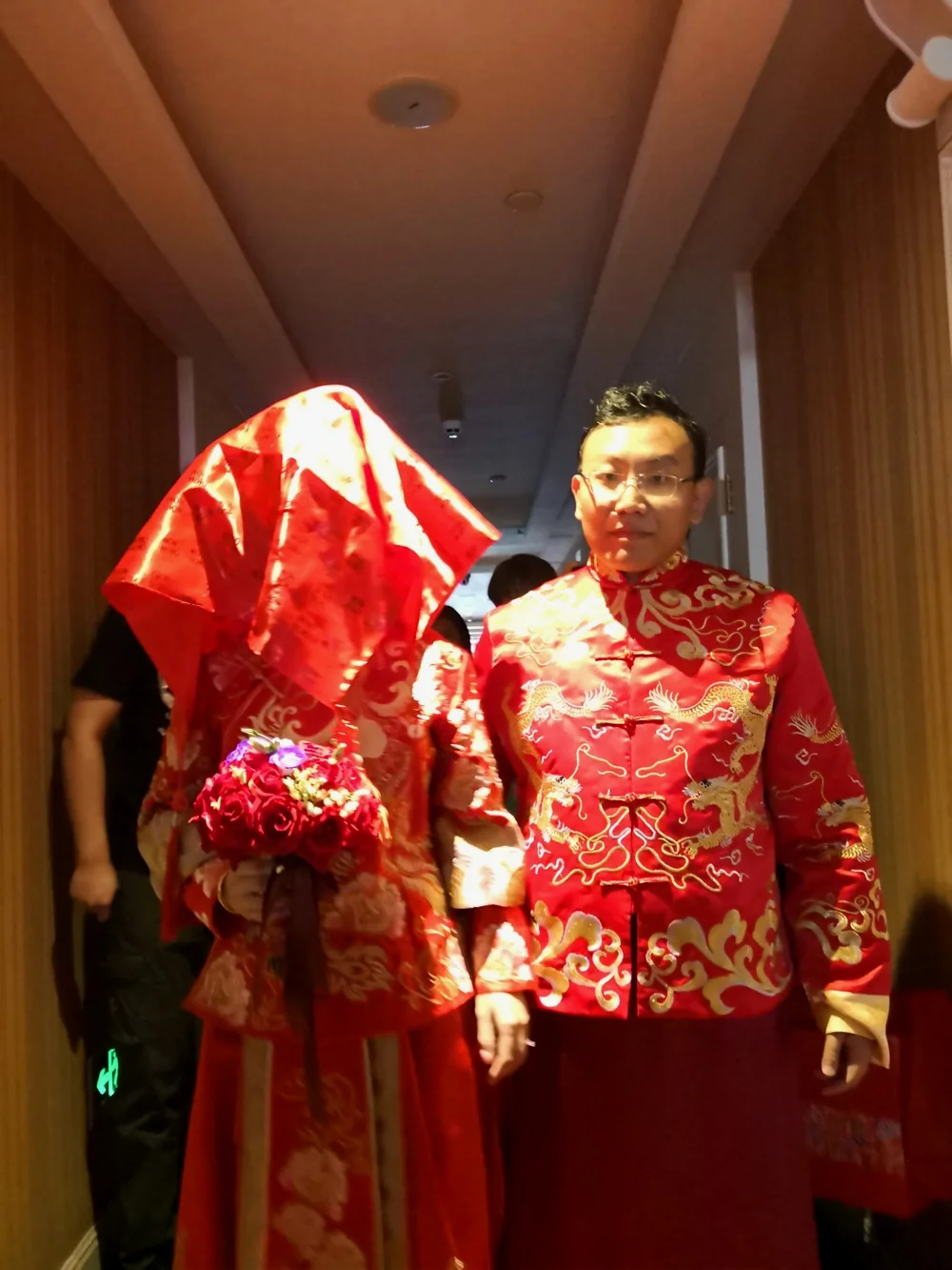 刚出门的新娘子，宾馆灯光过于狗屎的效果只能放在花絮里