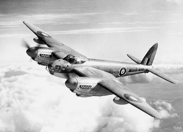 德哈維蘭的蚊式戰鬥機採用木質機身，除了與敵機戰鬥以外也是偵查好手。