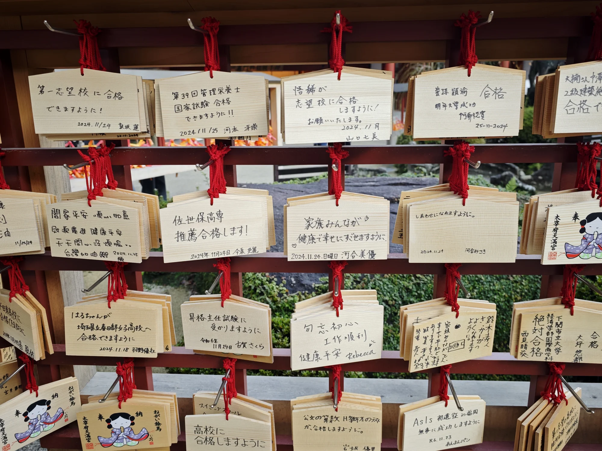 神社内的绘马架上都是祈愿考试通过的内容1