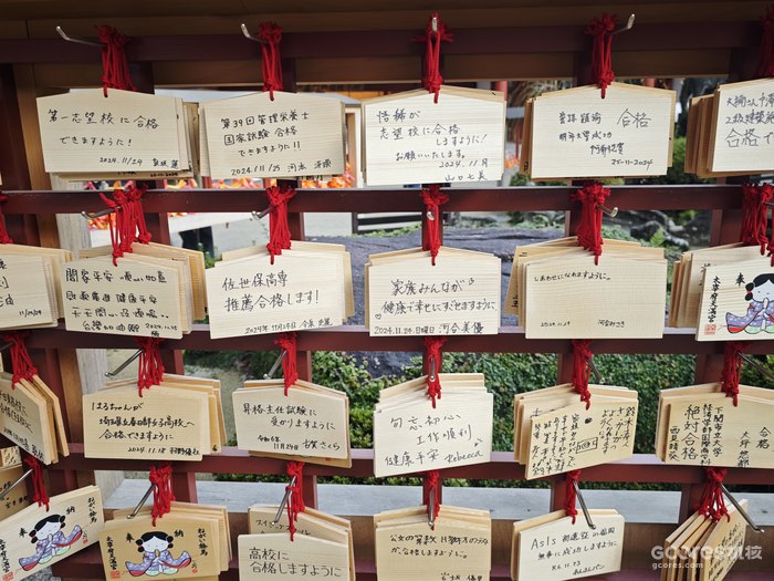 神社内的绘马架上都是祈愿考试通过的内容1