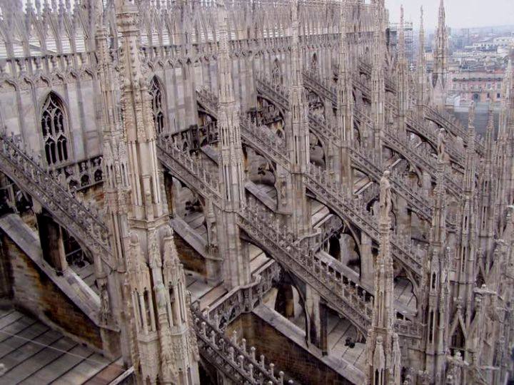 黑暗之魂系列王城亚诺尔隆德的原型米兰大教堂夸张的飞扶壁