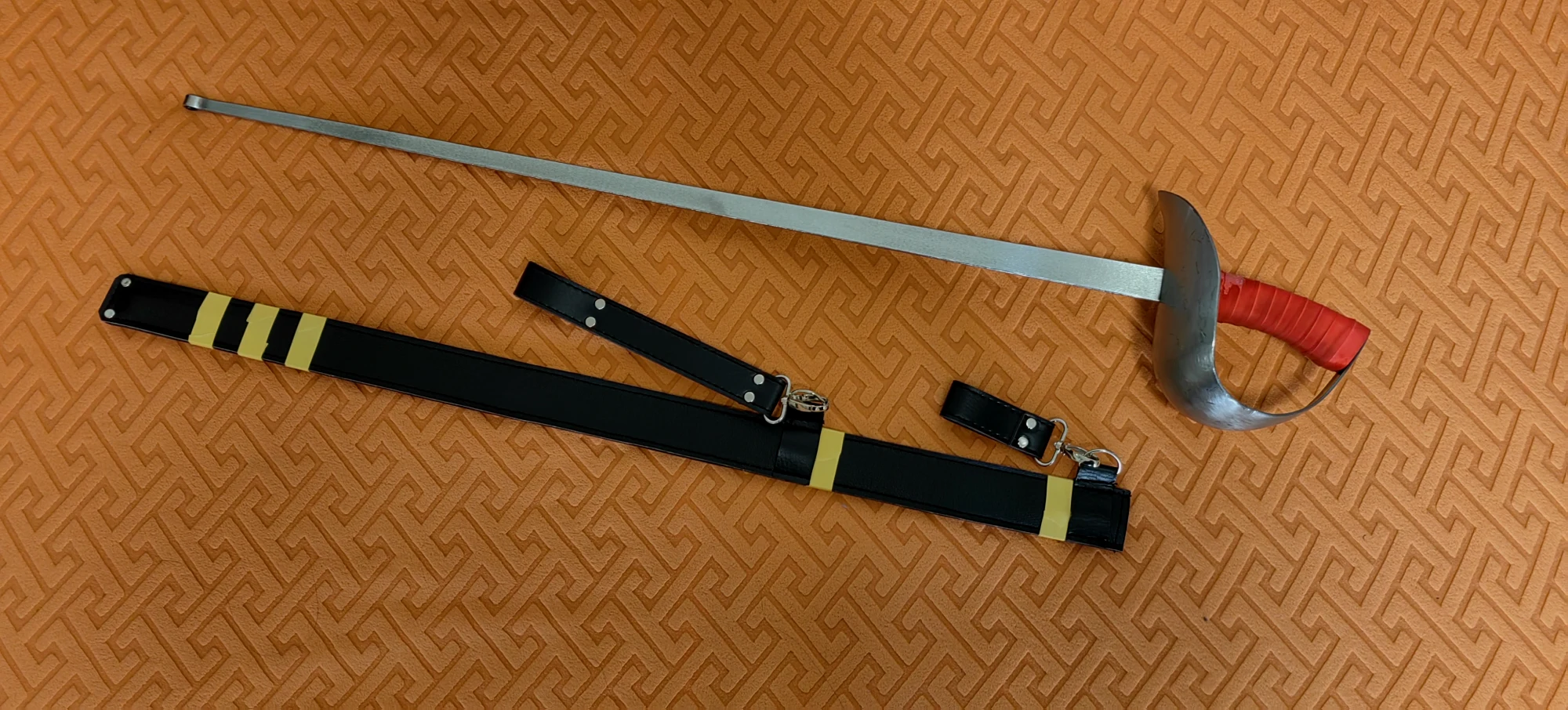 国产的牛牌直刃军刀（短款定制），适合推斩技术，性价比高
