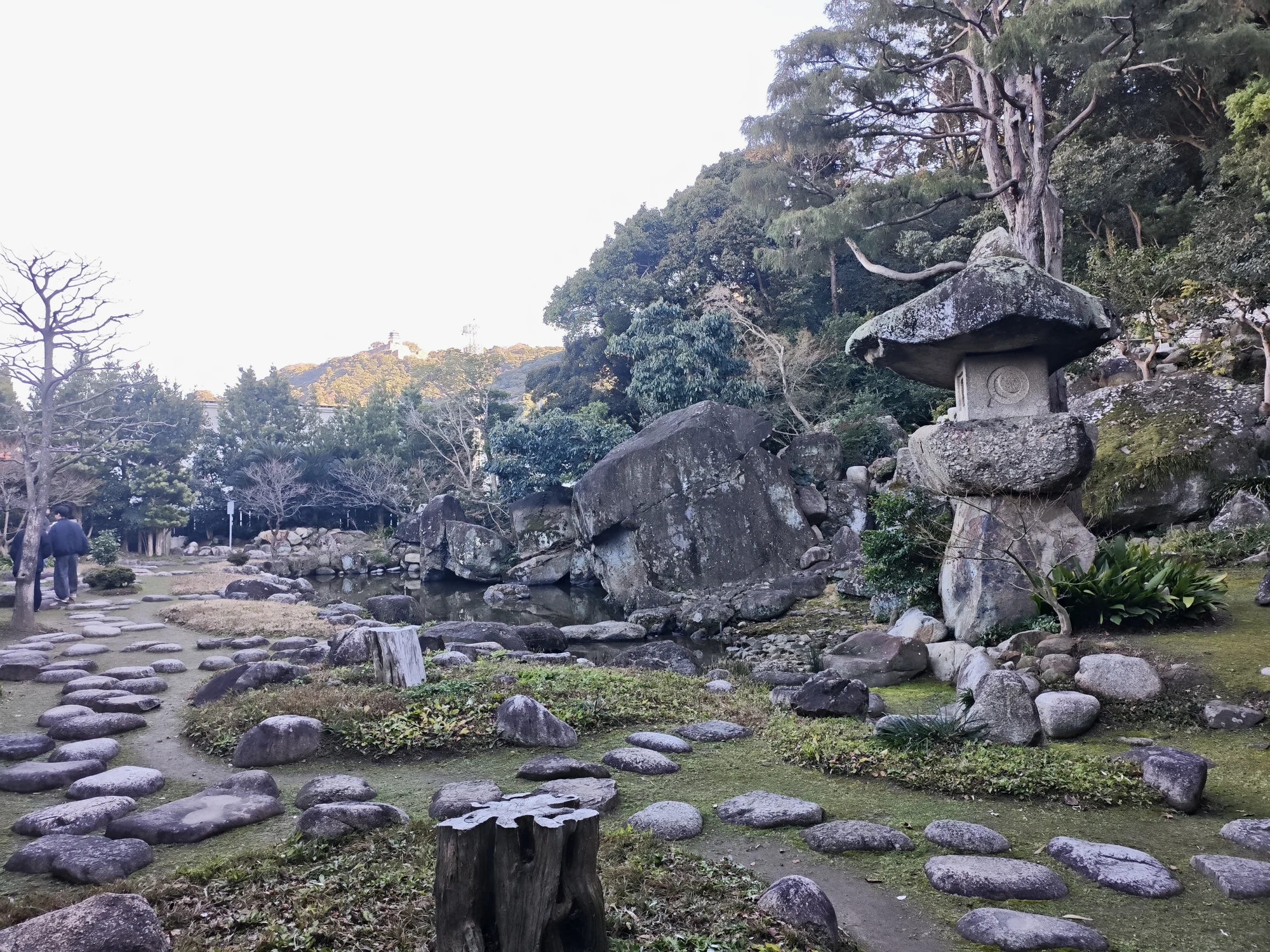 益习馆庭园的入口。能看到用巨石垒成的“石灯”
