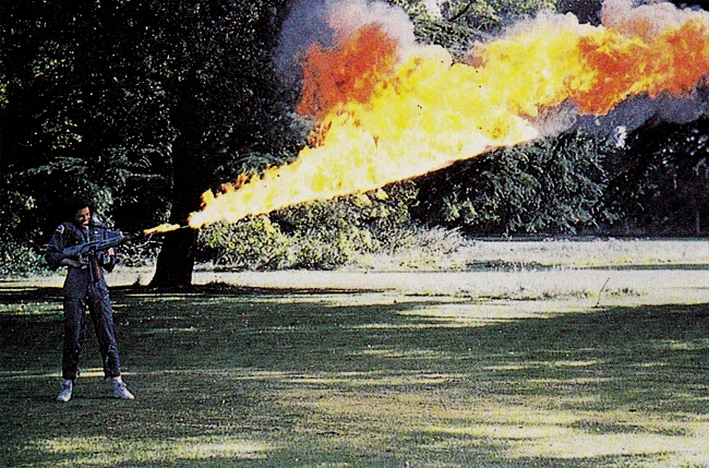 摄制开始前西格妮.韦弗在工作室草坪上试射火焰喷射器