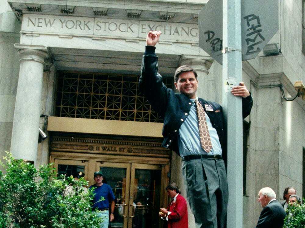 史蒂夫·凱斯在紐約證券交易所大樓前慶祝美國在線上市/圖：Business Insider