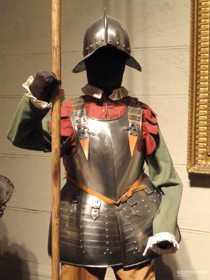 17世纪初的长枪兵胸甲，厚度大概是1-2mm（可以认为日本战国时代的“南蛮胴”差不多也是这个水平）