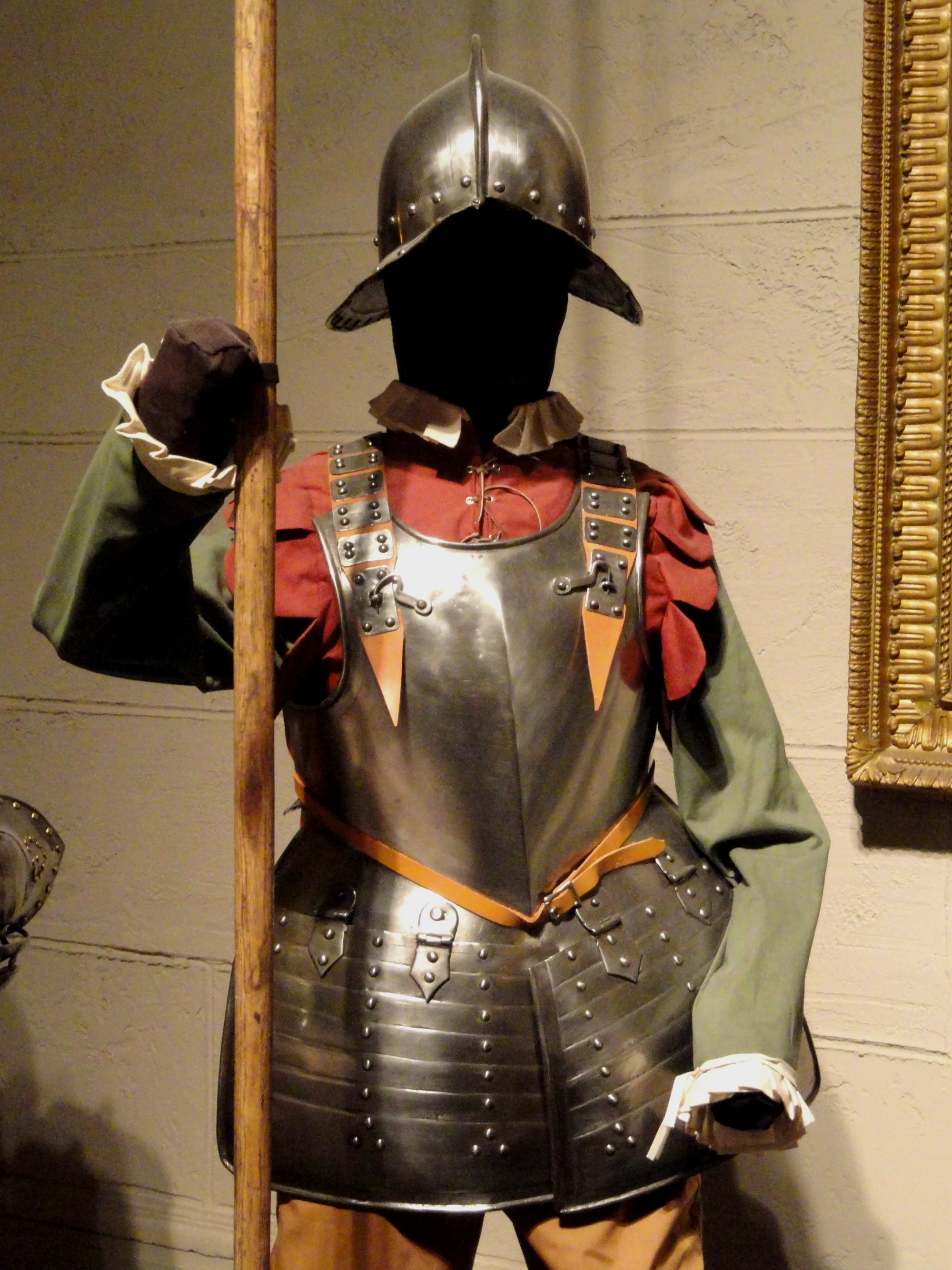17世纪初的长枪兵胸甲，厚度大概是1-2mm（可以认为日本战国时代的“南蛮胴”差不多也是这个水平）