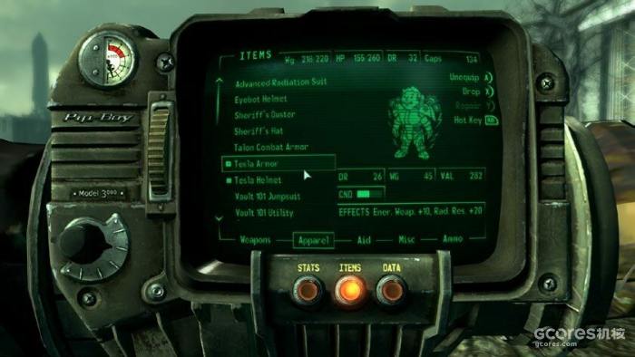 《辐射 3》中的角色界面，任务日志和物品栏都显示在你手腕上的哔哔小子 3000 型（Pip-Boy 3000）[2]上。