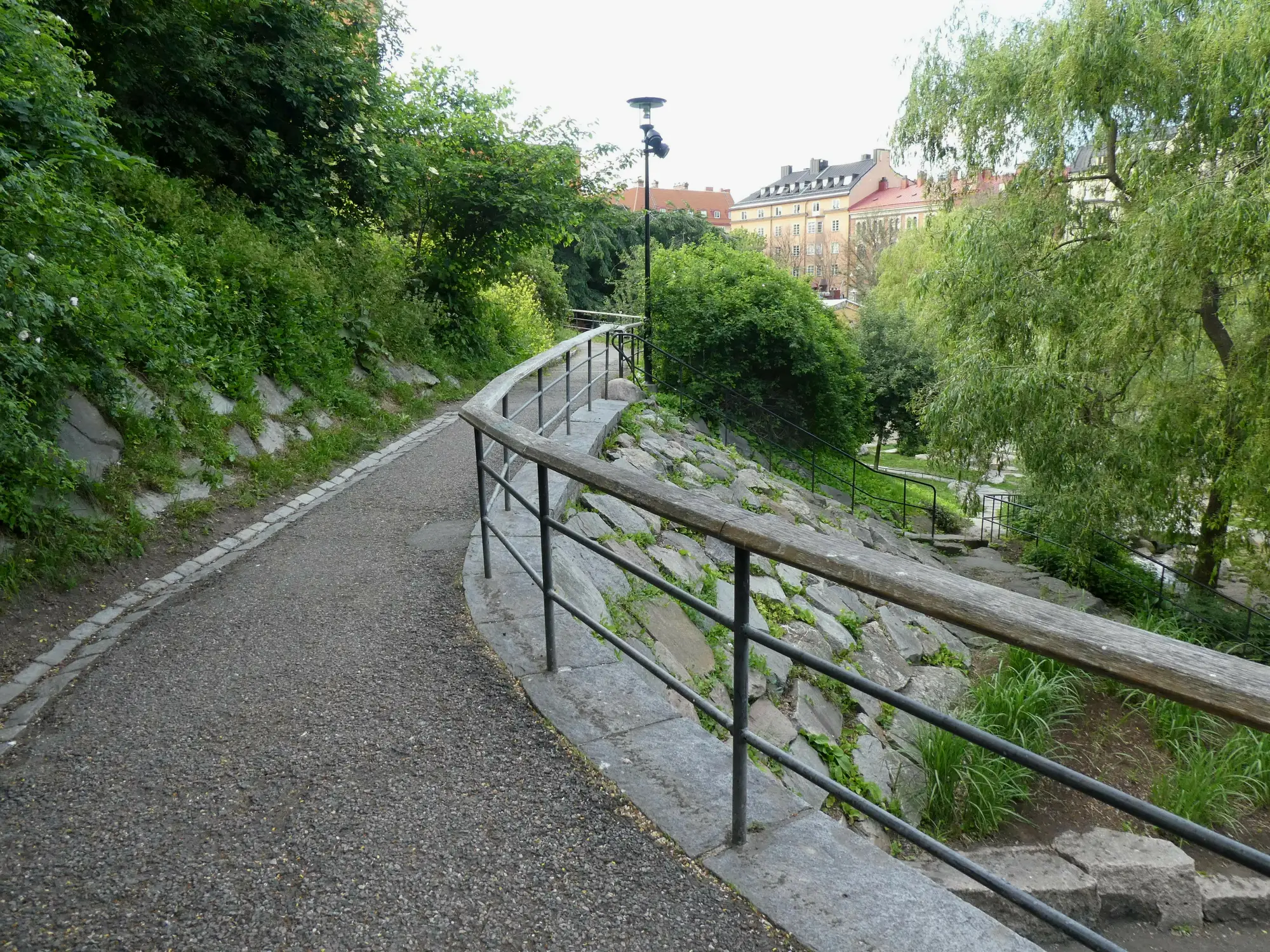 通往楼梯的路