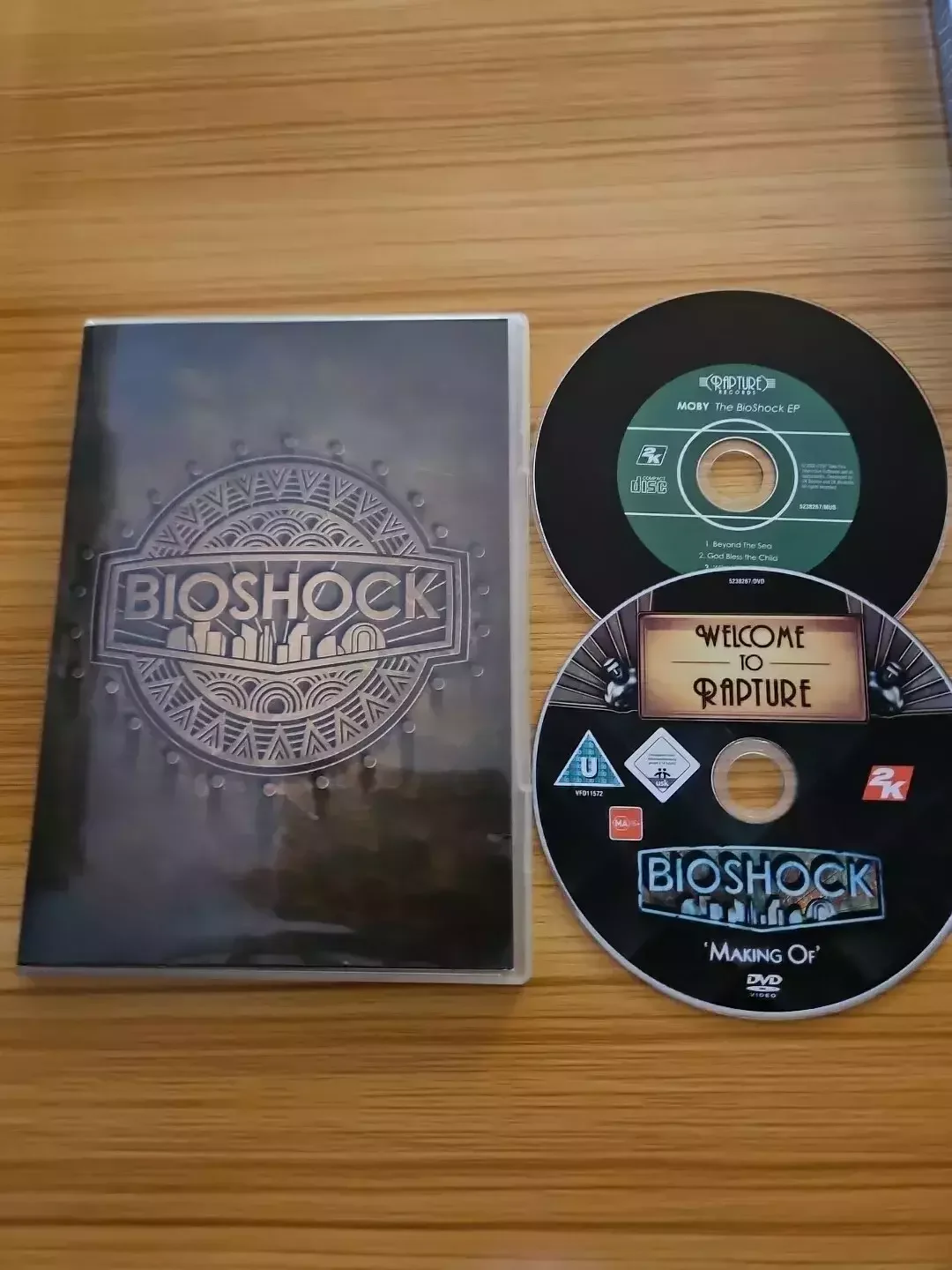 限量典藏版包括的两张奖励内容光盘：一张“制作特辑”DVD、一张官方原声带《极乐城 EP》
（网址：https://www.ebay.co.uk/itm/186292885216）