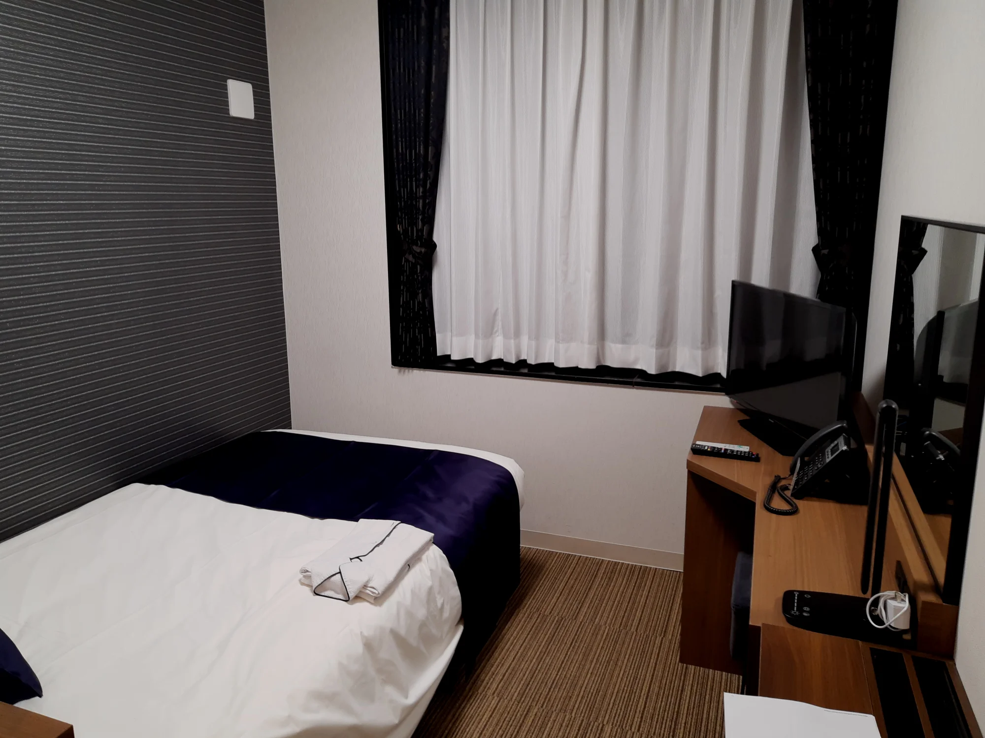 酒店只要满足洗漱和睡觉看电视的功能就可以了。