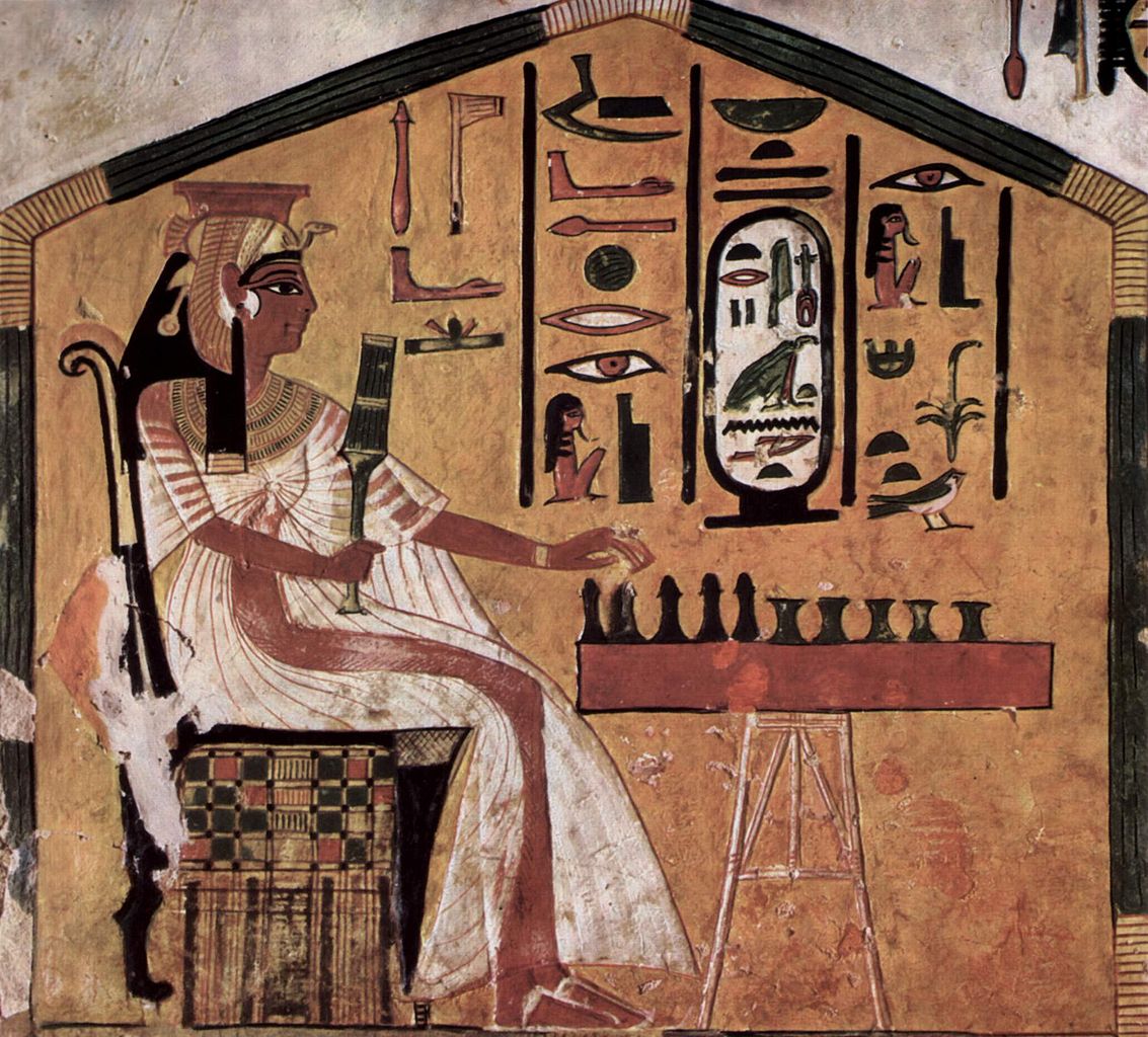 古埃及妮菲塔莉墳墓的古畫，妮菲塔莉在玩《塞尼特》，圖源維基百科