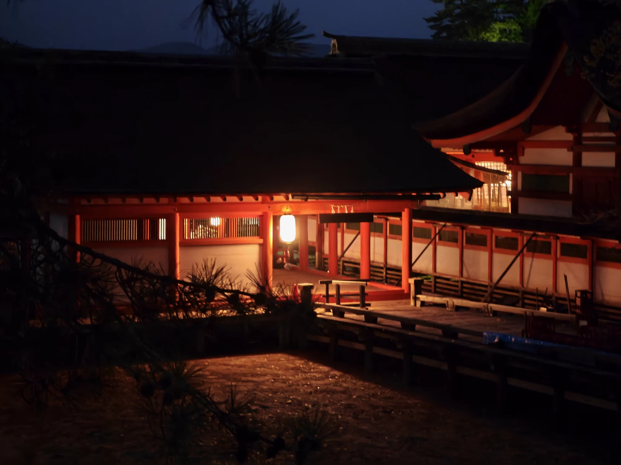 深夜的神社外