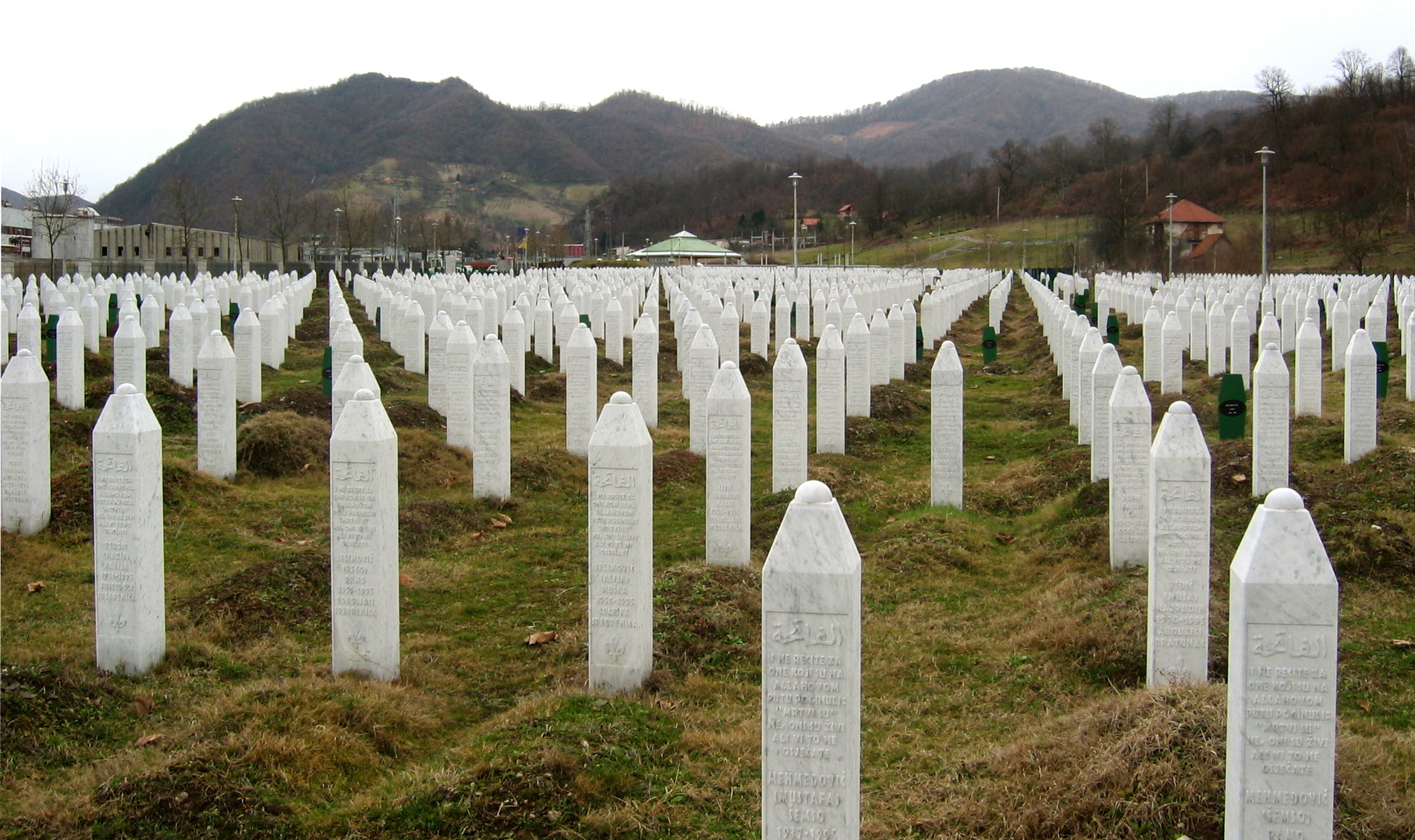 斯雷布雷尼察大屠杀纪念碑