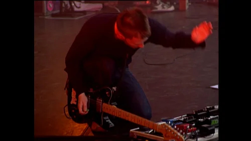 在2001 Pinkpop 音乐节上，《The National Anthem》演出期间的 Thom 和他的效果器板。