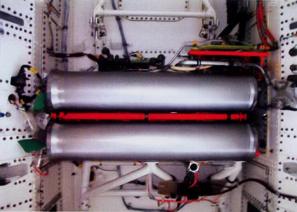 由于YF-23 PAV-2需要进行高风险的飞行试验项目。为了能在发动机全部停车、发电机故障或关键液压系统失效这些极端情况下提供有限电力与液压动力，除了原有的紧急动力系统外，YF-23 PAV-2在武器舱空间里安装了一组额外的紧急动力系统。该系统工作时，高压的氮气推动联氨液体流过一道铱金属催化剂网以反应产生高温高压气体。并以高温高压气体推动机械结构来带动发电机与液压泵。
