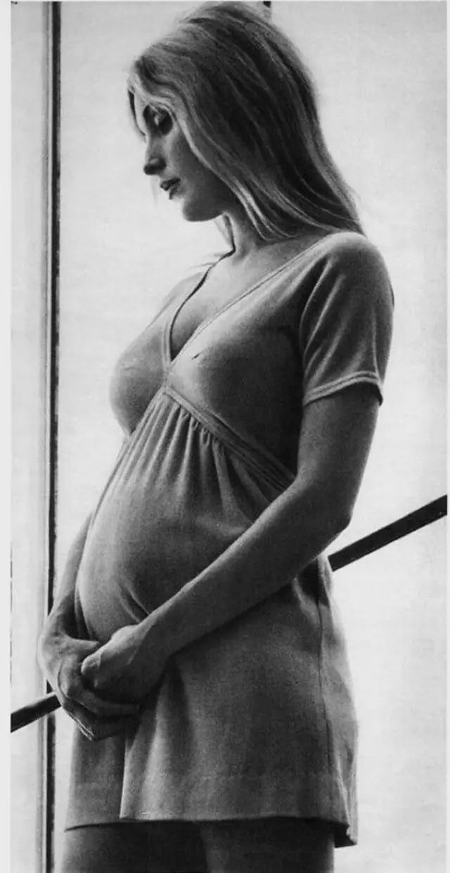 Terry O'Neill 镜头里正在孕期中的莎朗·塔特
