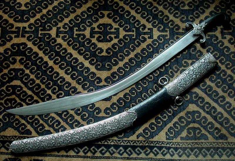 土耳其的宽头弯刀Pala，刀头专门加宽，刀背两侧延伸出T形加强筋，完全是为暴力劈砍诞生的武器。