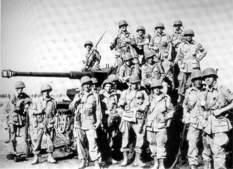 第504团H连的伞兵们在一辆四号坦克前合影，在某个老兵网站上，这辆四号被标记为虎式坦克。