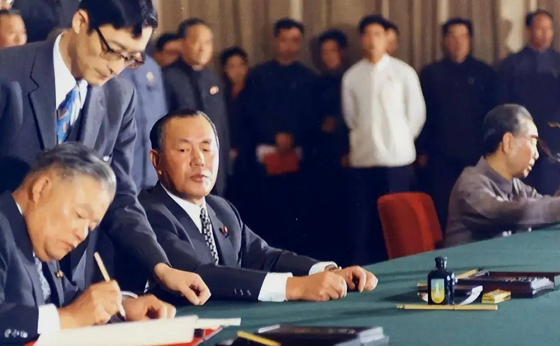 世博会两年后的1972年，日本首相田中角荣访华，对面谈判的中方代表也曾留学日本，这次日本是以合作伙伴的关系回到中国，双方开始着眼于未来