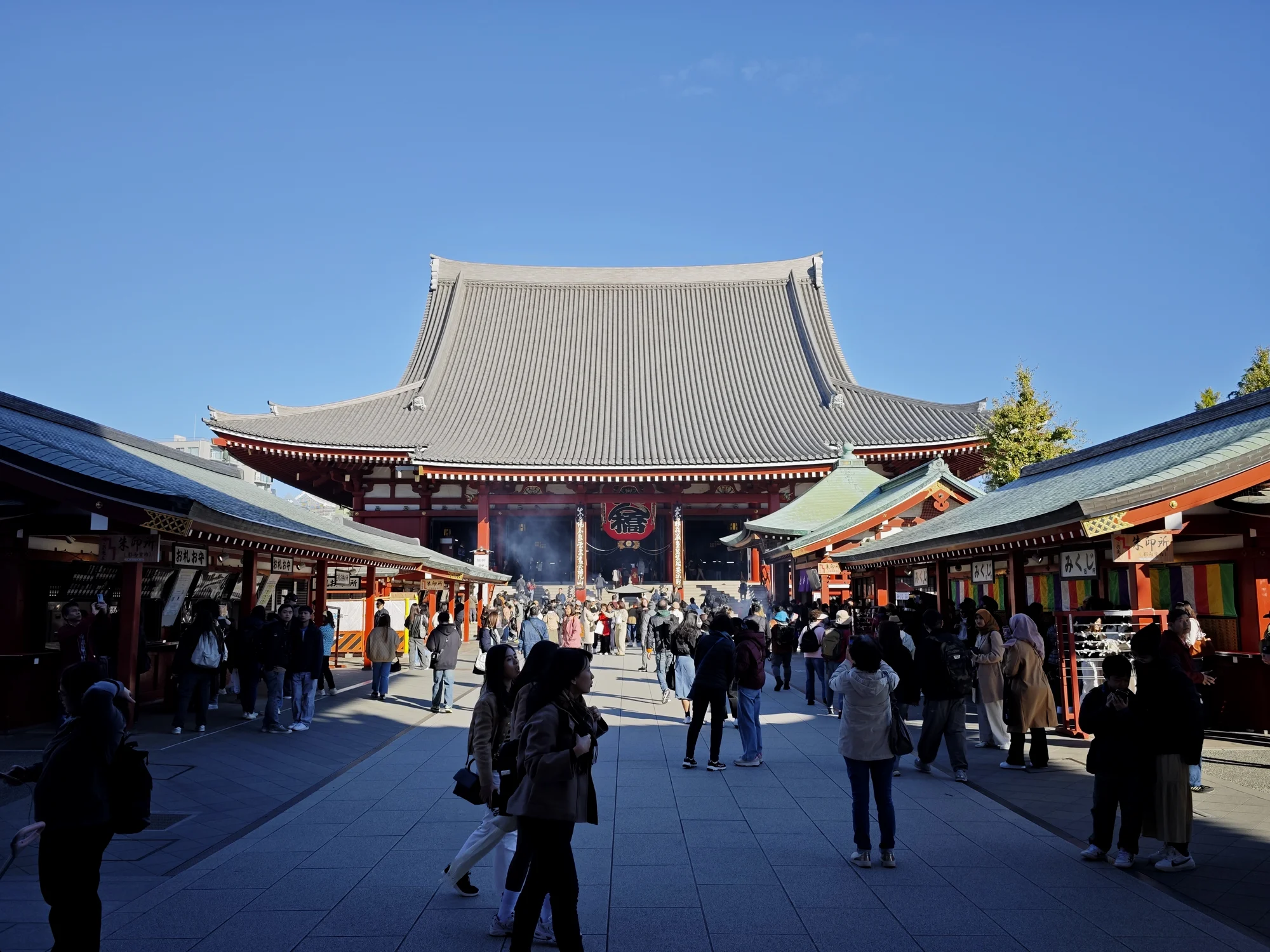 浅草寺正殿前